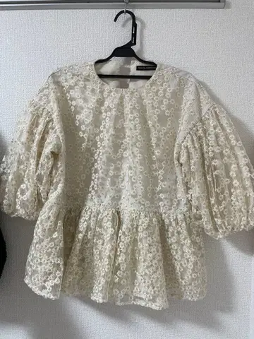 트루 바이 마리코 오이카와 플라워 레이스 블라우스