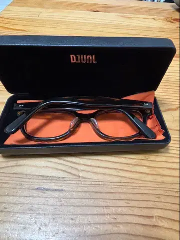 DJUAL 블랙 프레임 안경 케이스 포함