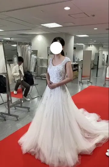 화이트 레이스 장식 웨딩 드레스