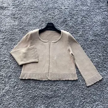 FOXEY NY 40 톤 다운 베이지 볼레로 가디건