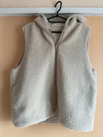 리버서블 후드 부착 보아 베스트 퀼팅 미사용 새상품 스튜디오 클립