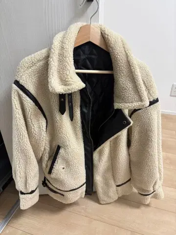 보아 자켓 크림색 블랙 라인