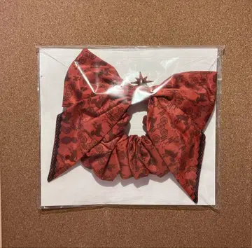 브라스 리본 포함 스크런치 석류