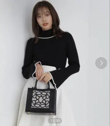 바이컬러 리브 터틀 니트 블랙