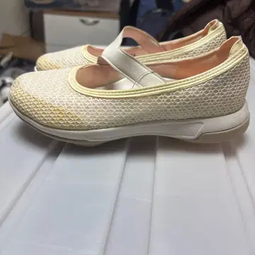 리복 이지톤 크림색 메쉬 펌프스 크로스 스트랩