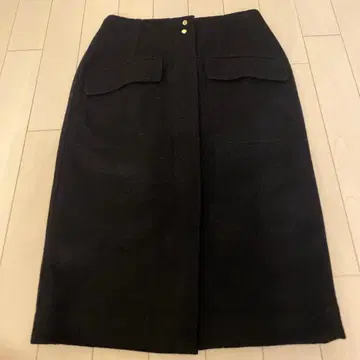 Tomorrowland 블랙 타이트 스커트 무릎 기장 보르지