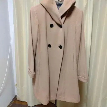 베이지 더블 브레스트 후드 부착 롱 코트