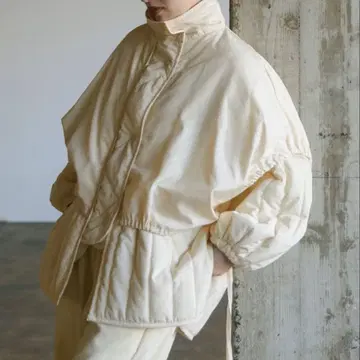 레이어드 볼륨 슬리브 다운 아이보리