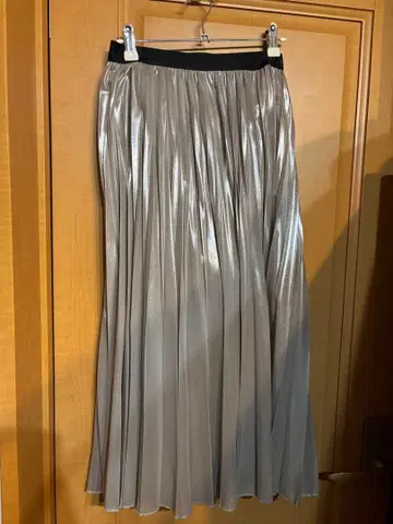 RADIATE 실버 플리츠 스커트 사이즈 38