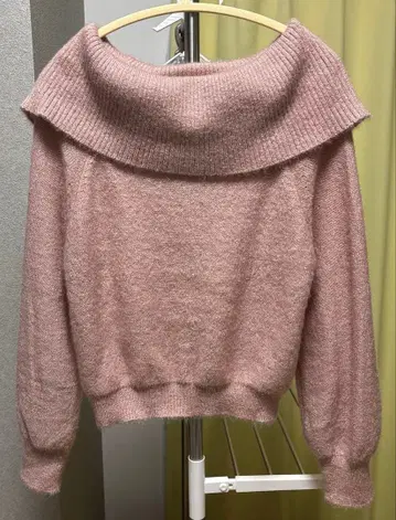 [ 최종 가격 인하 ] 내추럴 꾸뛰르 포근 오프숄더 니트 풀오버 (핑크)