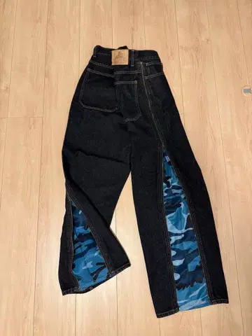 카모플라쥬 절개 다크 블루 데님 팬츠