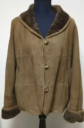 베이지 무스탕 코트 버튼 포함