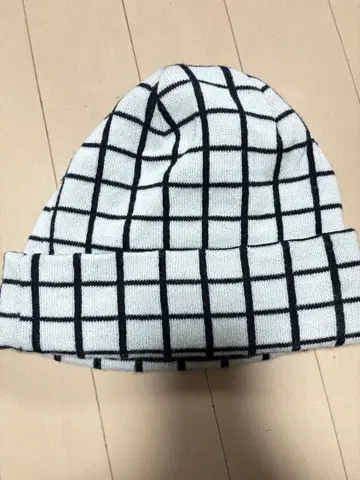 화이트와 블랙 체크 무늬 니트 모자