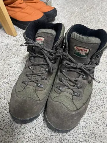 Graniking 등산화 올리브 그린