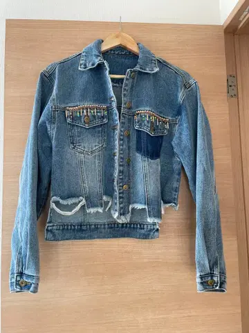 비즈 장식이 있는 라이트 블루 데님 자켓