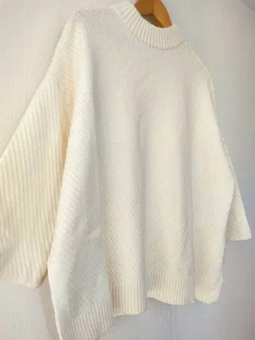 PLST 화이트 하이넥 니트