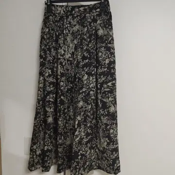 보타니컬 플라워 턱 스커트 블랙 38