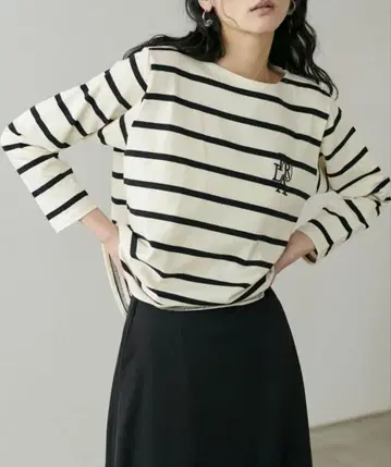 LARUTA 두툼한 미니 로고 자수 롱T