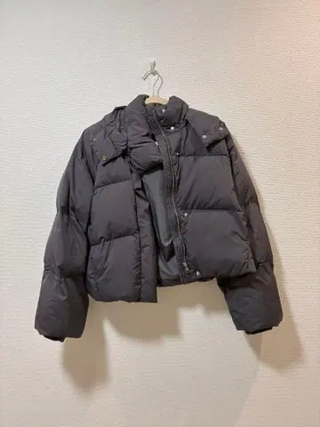 다크 그레이 후드 부착 숏 다운 자켓