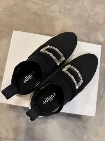 diana 비쥬 장식 블랙 스니커즈