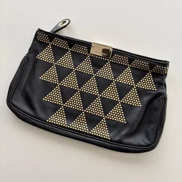 지미추 스터드 클러치백 블랙 가죽
