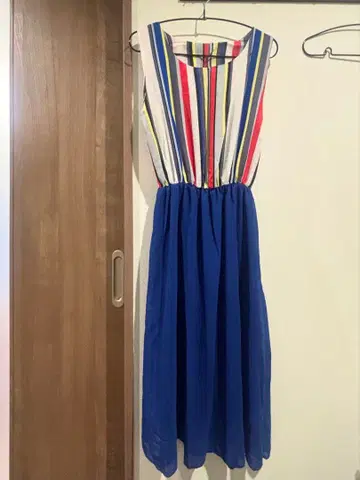 스트라이프 슬리브리스 원피스 블루