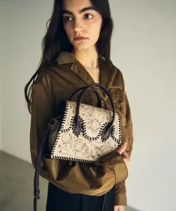 그레이스 콘티넨탈 카빙 트라이브스 카빙백 미니 피나레이