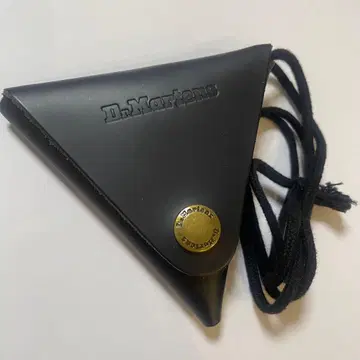 닥터마틴 삼각형 코인 케이스 블랙