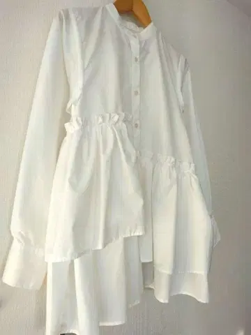 화이트 프릴 셔츠 긴팔