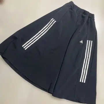 adidas 블랙 플레어 스커트
