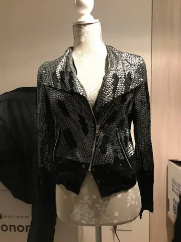 메탈릭 디테일 라이더 자켓