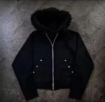 퍼 달린 후드의 블랙 후드티