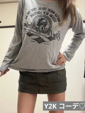 Y2K 코디 그레이 긴팔과 zara의 카키 스커트