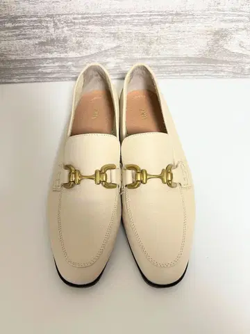 ZARA 가죽 로퍼 금장 장식 포함