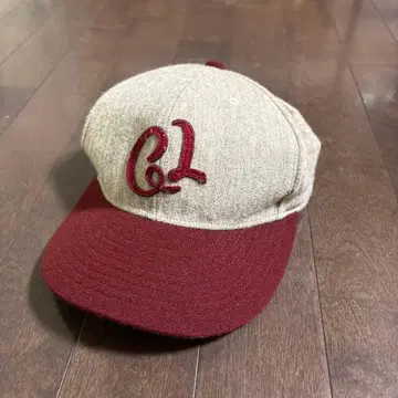 C1 로고 자수 야구 모자 그레이와 와인 레드