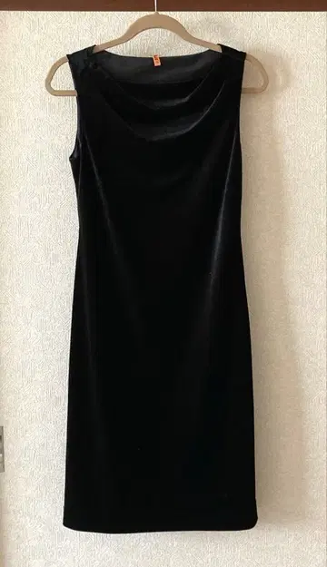 원피스 슬리브리스 벨로아