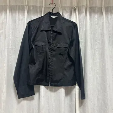 블랙 지퍼 달린 자켓