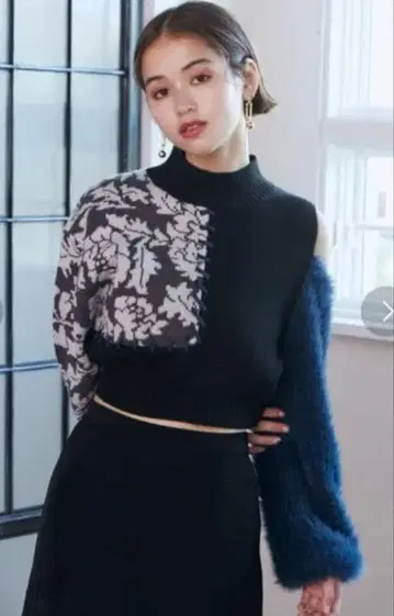 MURUA 숄더 플라워 샤기 니트