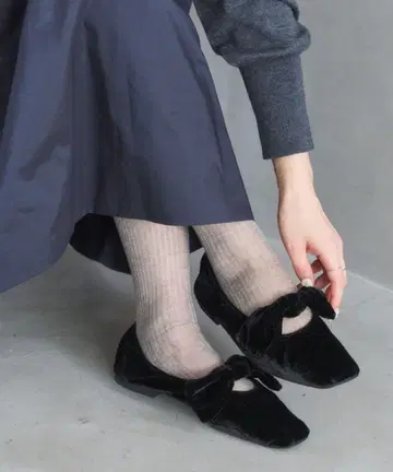 [ 완판템 ] LE TALON 스퀘어 벨벳 리본 플랫