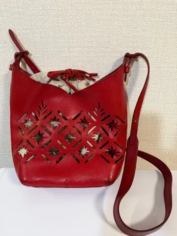 겐텐 키리코 컷워크 숄더백 빨간색