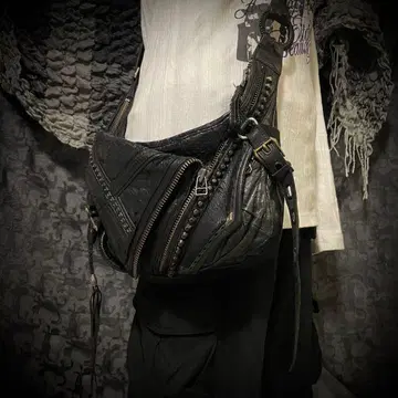 KMRii 초기 디자인 아카이브 가죽 스터드 숄더백 레어