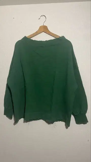 오버 사이즈 그린 컬러 맨투맨 프린지 데미지