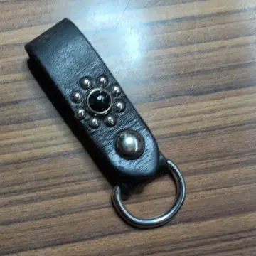 울프즈헤드 블랙 가죽 키링 스터드 장식