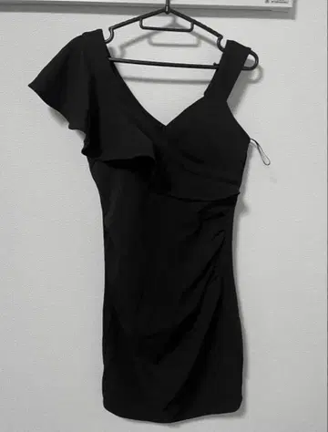 블랙 원 숄더 프릴 타이트 드레스