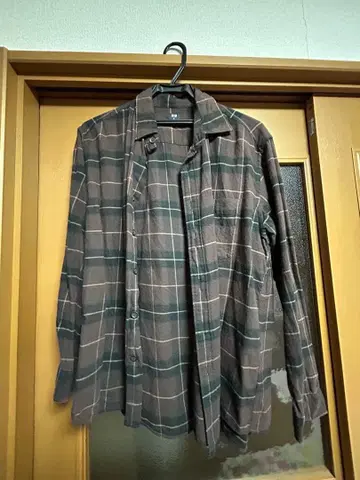 브라운 계열 체크 무늬 플란넬 셔츠
