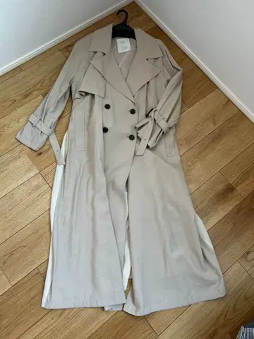 베이지 더블 브레스트 트렌치코트