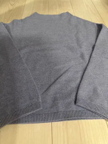 투모로우랜드 하이넥 숏 기장 니트 블루