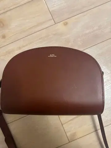 A.P.C. 브라운 가죽 숄더백