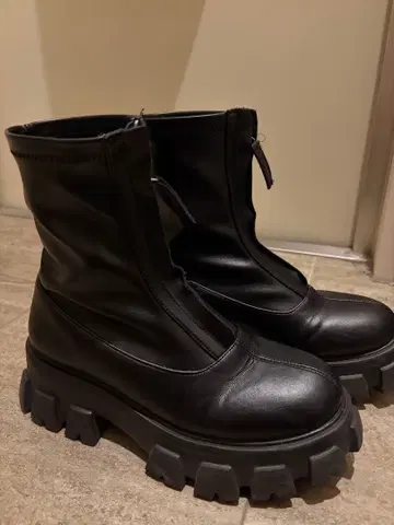 AZUL 블랙 지퍼 통굽 부츠 밑창