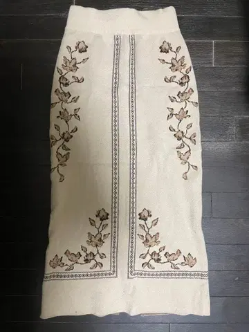 꽃무늬 자수 롱 스커트
